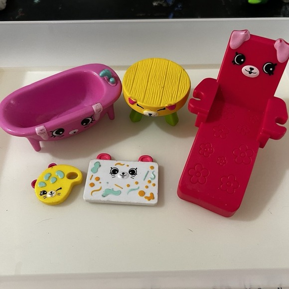 5 SHOPKINS‎ McDonald's Happy Meal 2017 Tub, Lounge Chair, Table, 2 Mousy Art Pcs - Picture 1 of 2